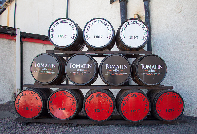 Barriles en la destilería Tomatin