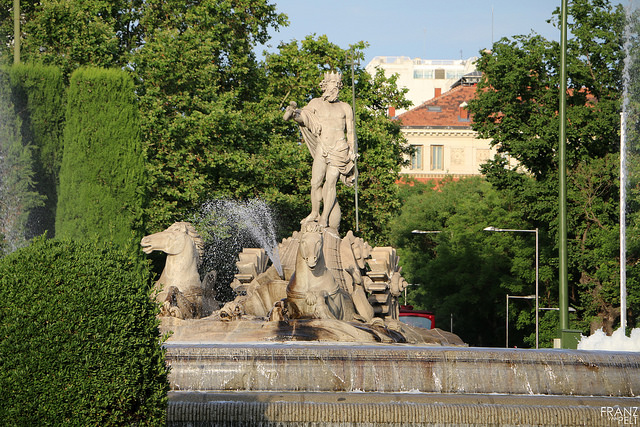 Fuente rojiblanca de Neptuno en Madrid