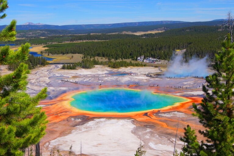 Descubre la Gran Fuente Prismática, un lago de color arcoíris