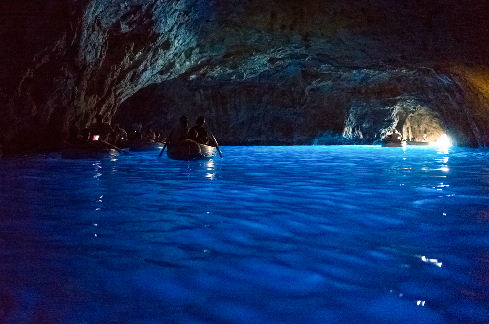 Interior de la Gruta Azul en Capri