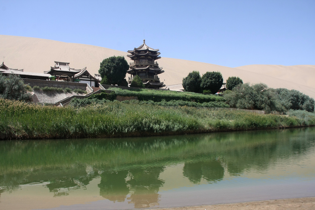 Pagoda en el lago Yueyaquan