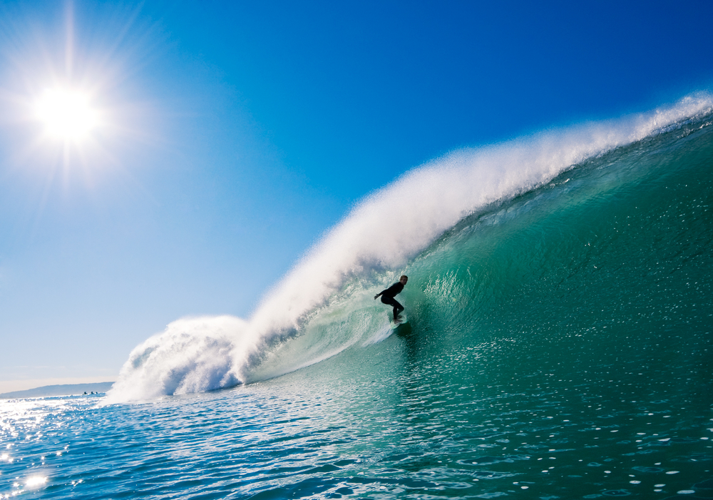 Hombre haciendo surf en California