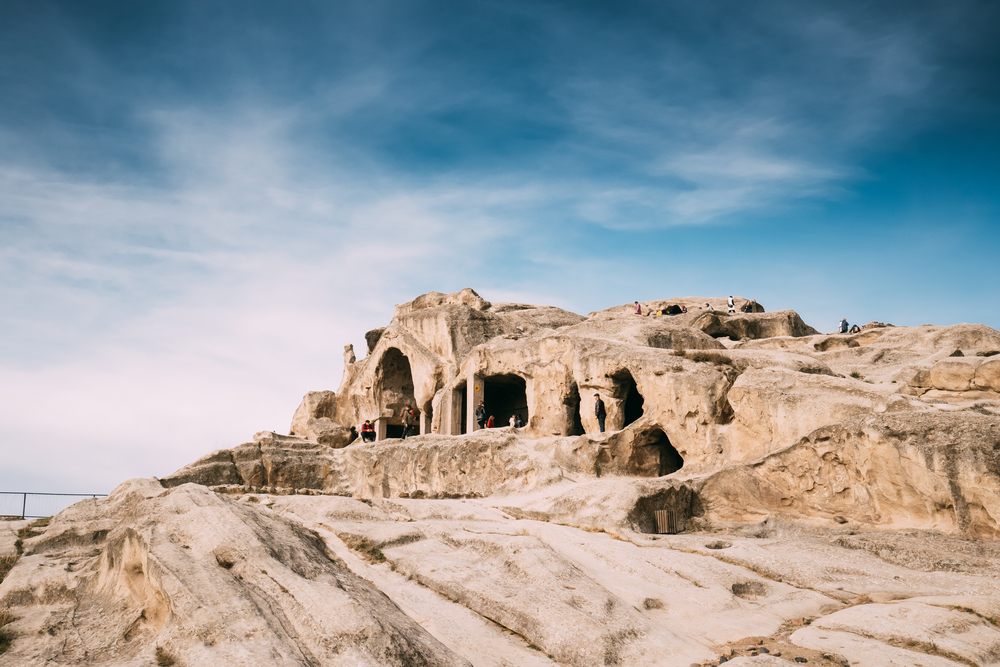 Edificios excavados en la roca en Uplistsikhe en Georgia