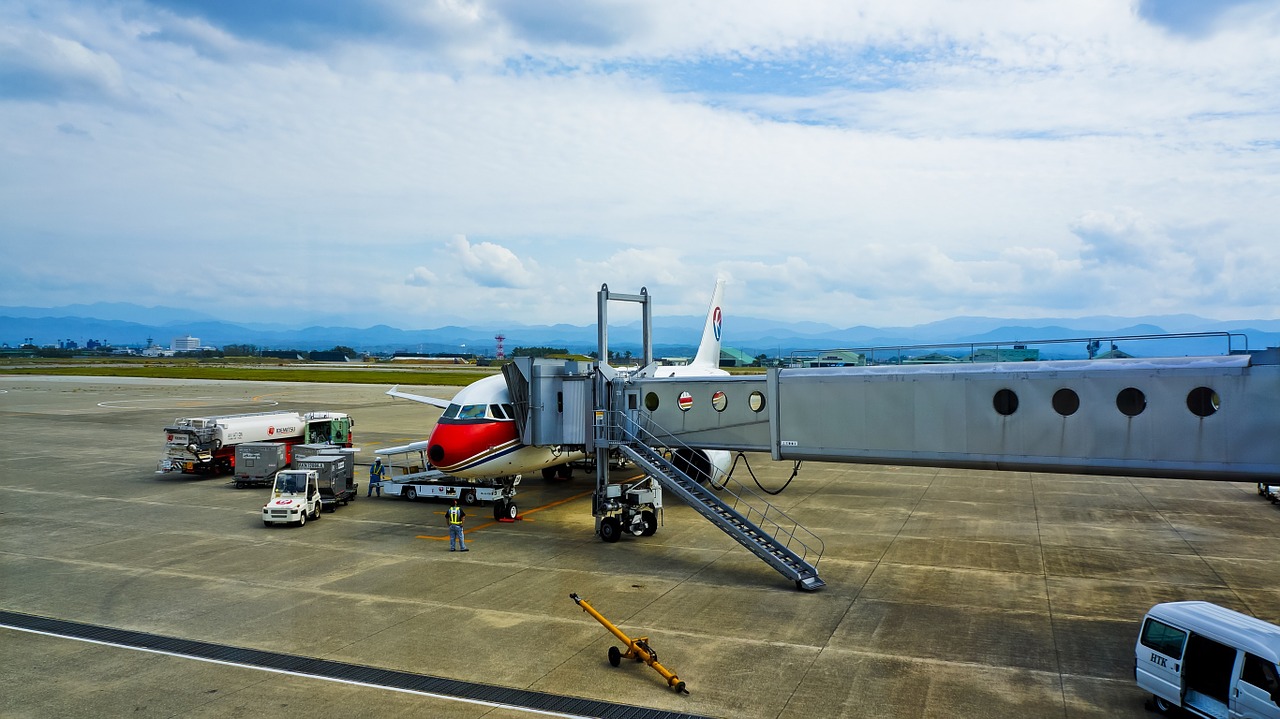 Avión que hace vuelos económicos en el aeropuerto