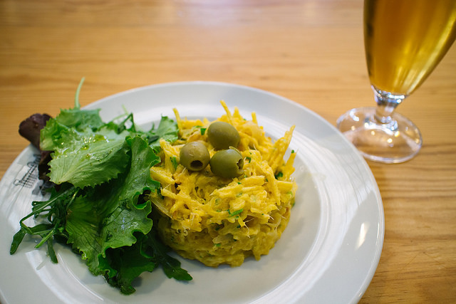 Comer bacalhau à Brás, una de las cosas que hacer en Lisboa