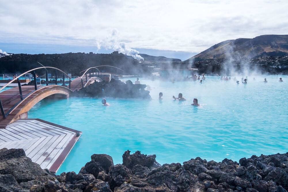 Piscina en la Laguna Azul, las aguas termales de Islandia más famosas