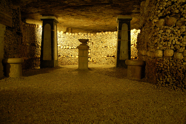 Interior de las catacumbas de París