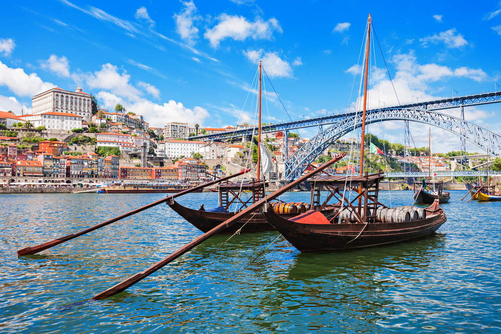 Barcos típicos en el Duero en Oporto