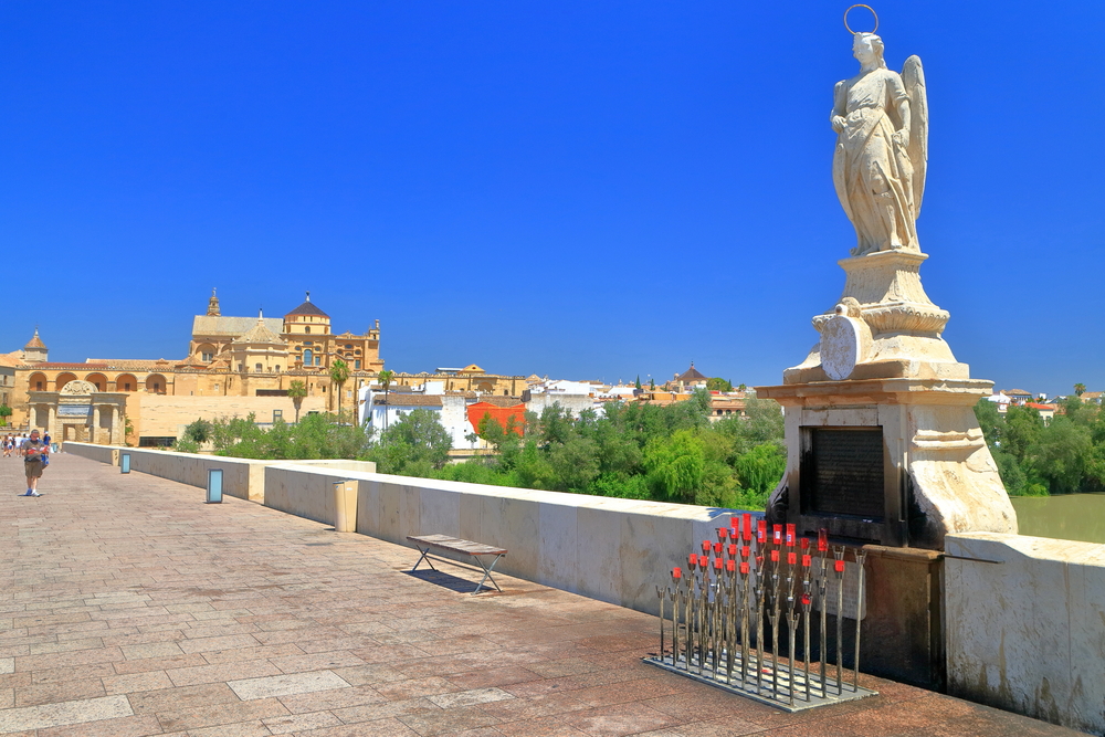 Escultura del Arcángel San Rafael en el puente romano de Córdoba
