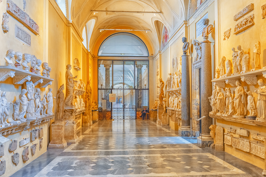 Galería de esculturas clásicas del Museo del Vaticano.