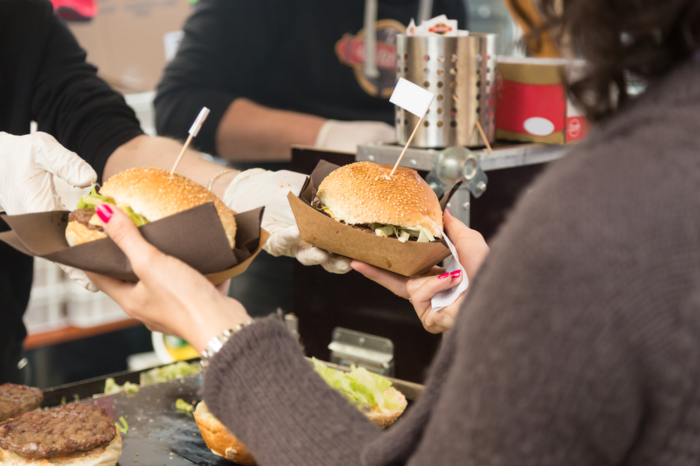 Mujer comprando hamburguesas