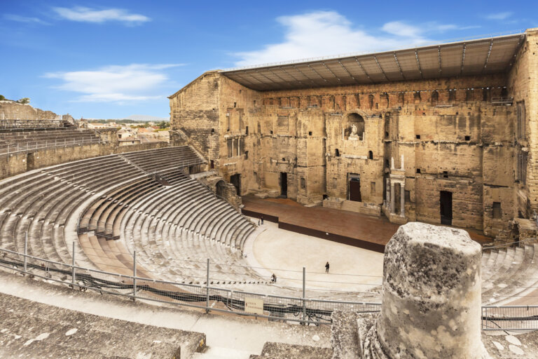 Las partes del teatro romano y ejemplos en España