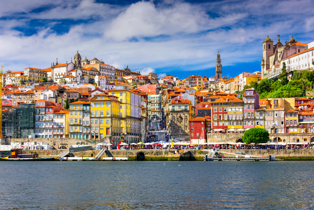 Ver el barrio de la Ribeira, una de las cosas que hacer en Oporto