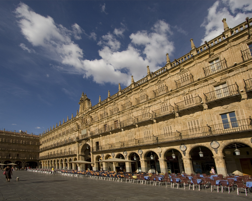 Gente de paseo por la Plaza Mayor de Salamanca