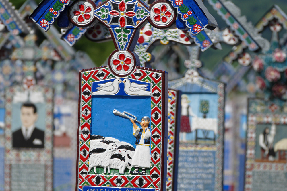 Grabado en una tumba del cementerio de Sapanta