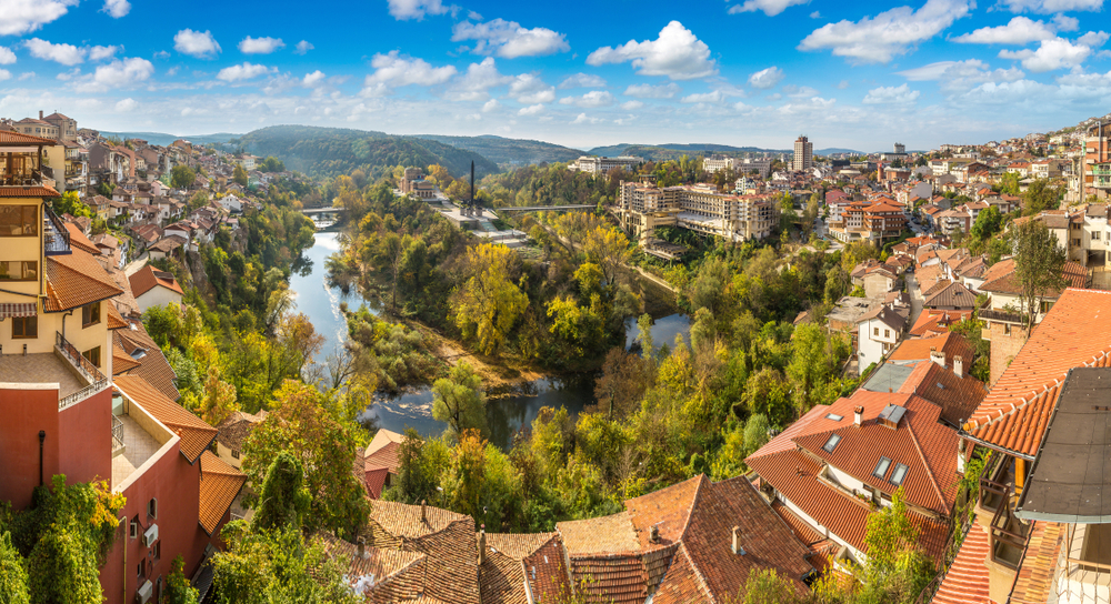 Veliko Tarnovo uno de los lugares que visitar al viajar a Bulgaria