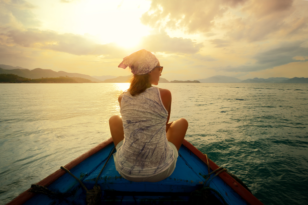 Mujer mirando el horizonte en un viaje antiestrés