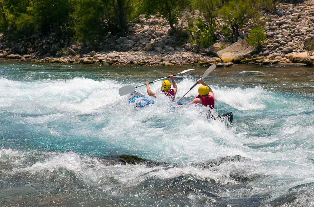 Viajeros haciendo rafting