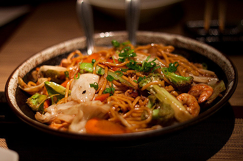 Plato de yakishoba en uno de los restaurantes donde comer en Kioto