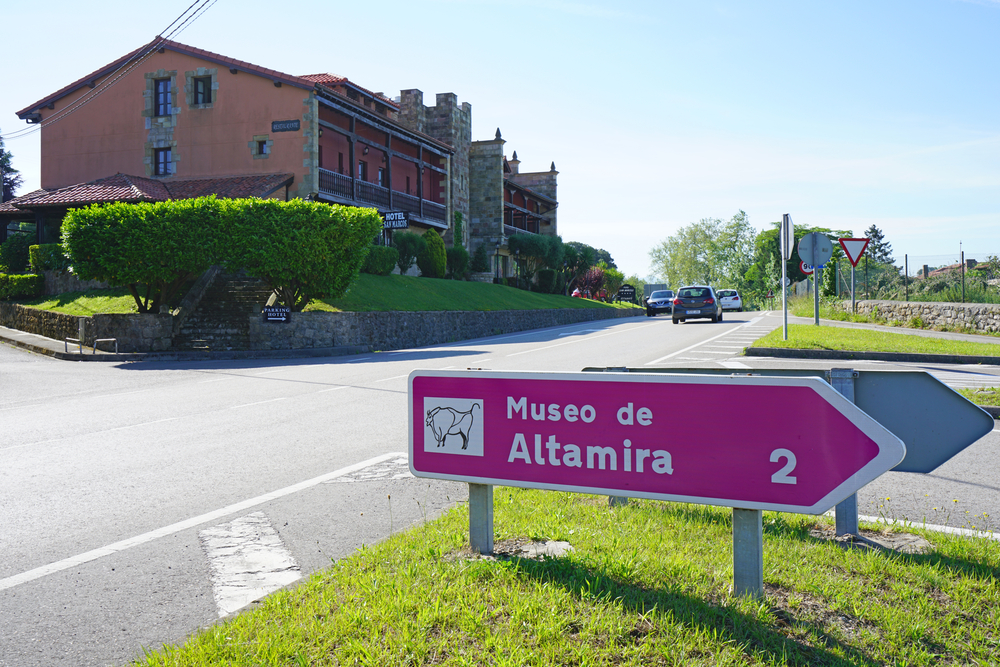 Indicación para llegar a la cueva de Altamira