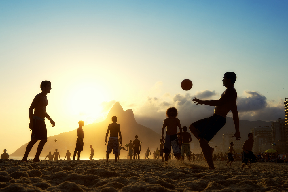 Jóvenes en la playa de Ipanema