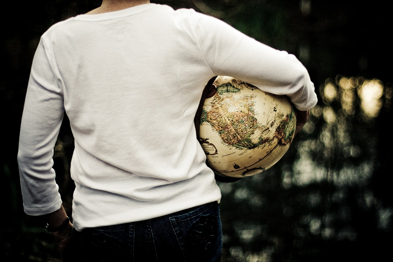 Viajero con una bola del mundo