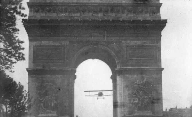Avión pasando por debajo del Arco del Triunfo