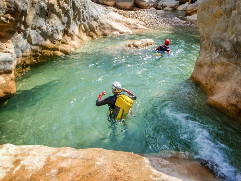 PErsonas haciendo barranquismo en la Sierra de Guara