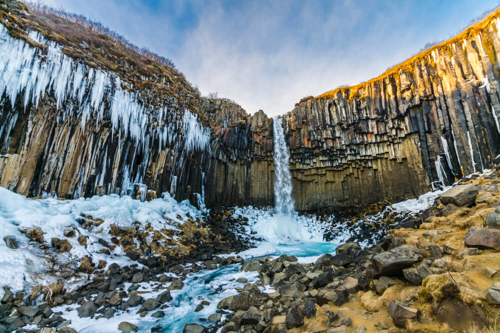 Cascada en el parque de Skartafell en Islandia