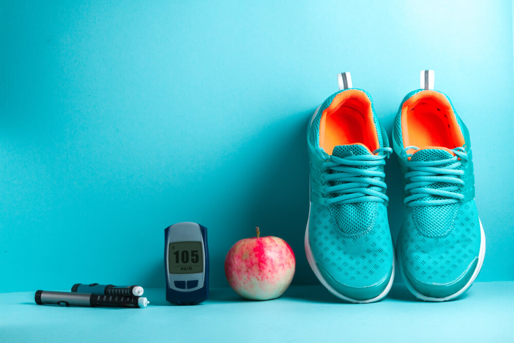 Concpto de diabetes con insulina, fruta y zapatillas