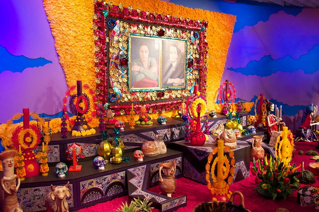 Altar en Oaxaca, una de las ciudades que se transforman en Halloween