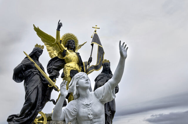 Escultura de Juana de Arco en Domrémy La Pucelle