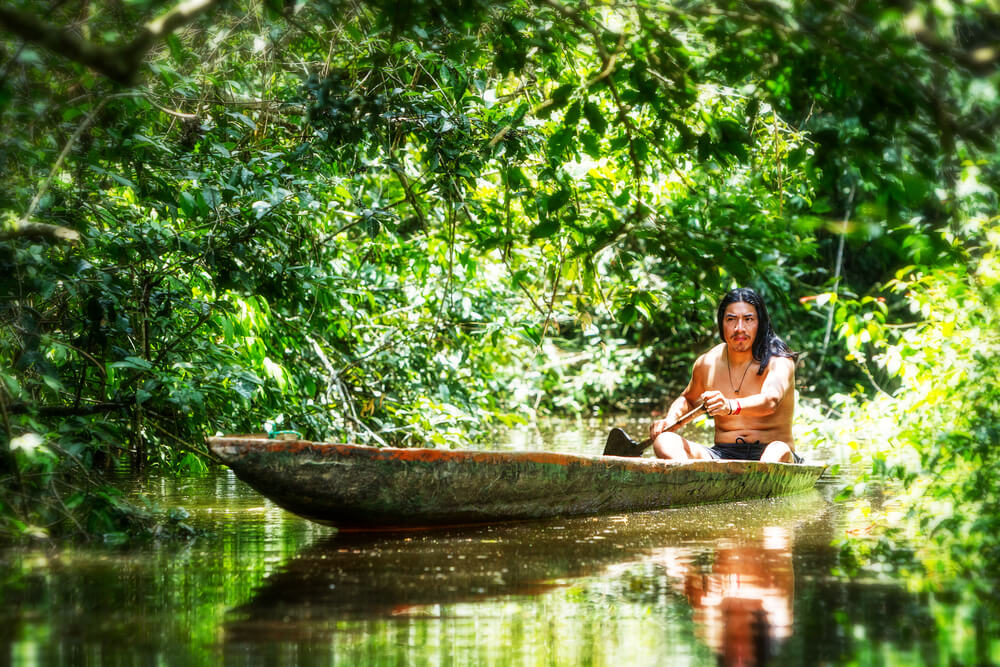 Indígena en la Amazonía
