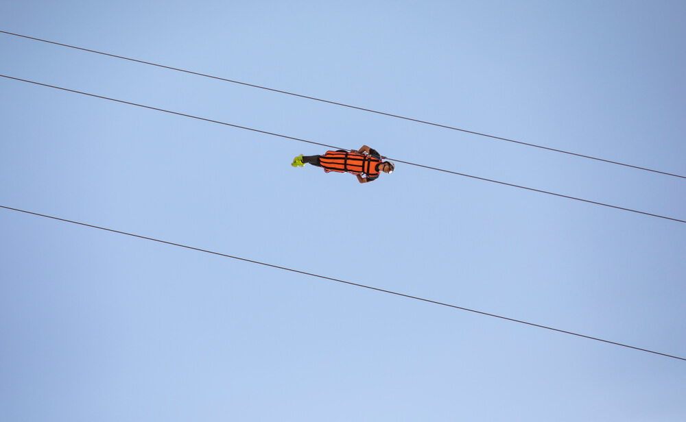 Hombre en la tirolina más larga del mundo