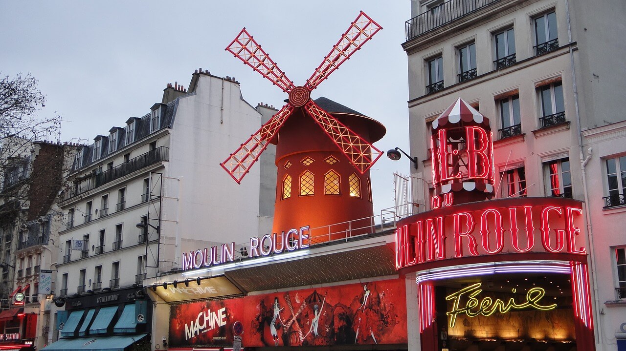 Moulin Rouge en el barrio de los molinos de París