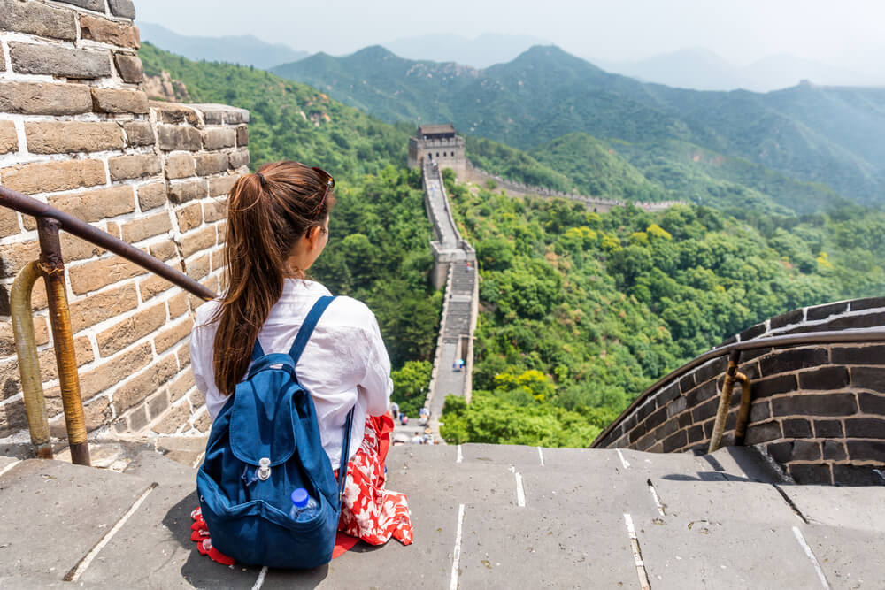 Ahorrar en un viaje, mujer en la Muralla China