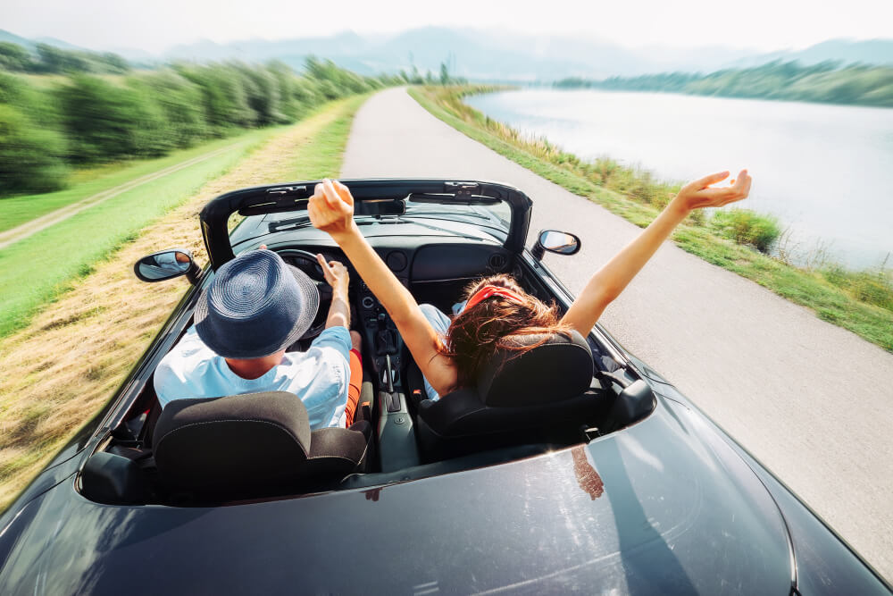 Pareja en un coche de alquiler