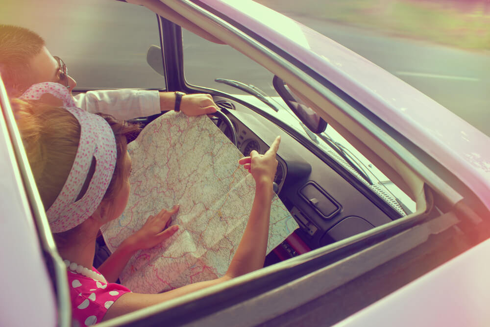 Pareja en un viaje en coche