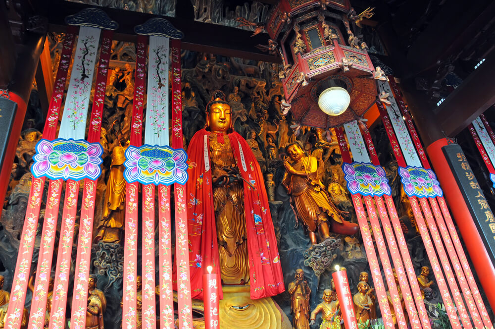 Interior del templo del Buda de Jade