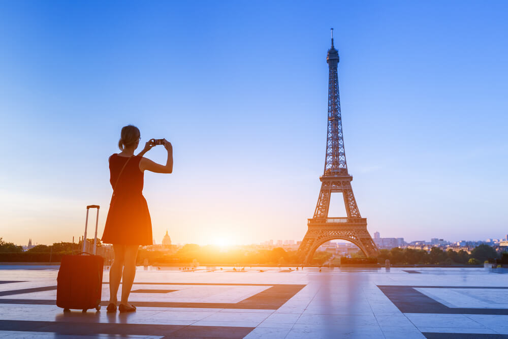 Mujer haciendo un viaje por el mundo en París