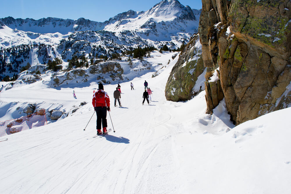 Deportistas practicando esquí en Andorra