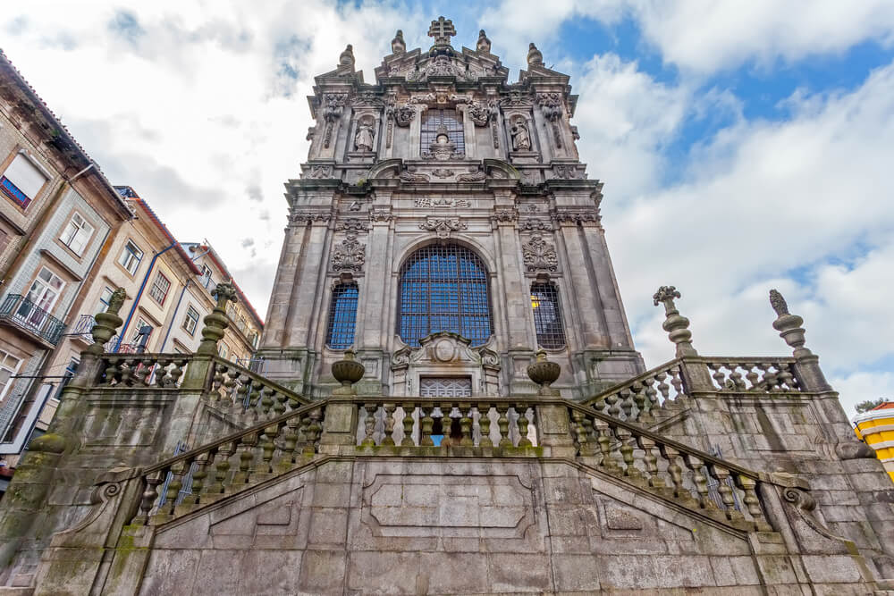 Fachada de la iglesia de los Clérigos en Oporto