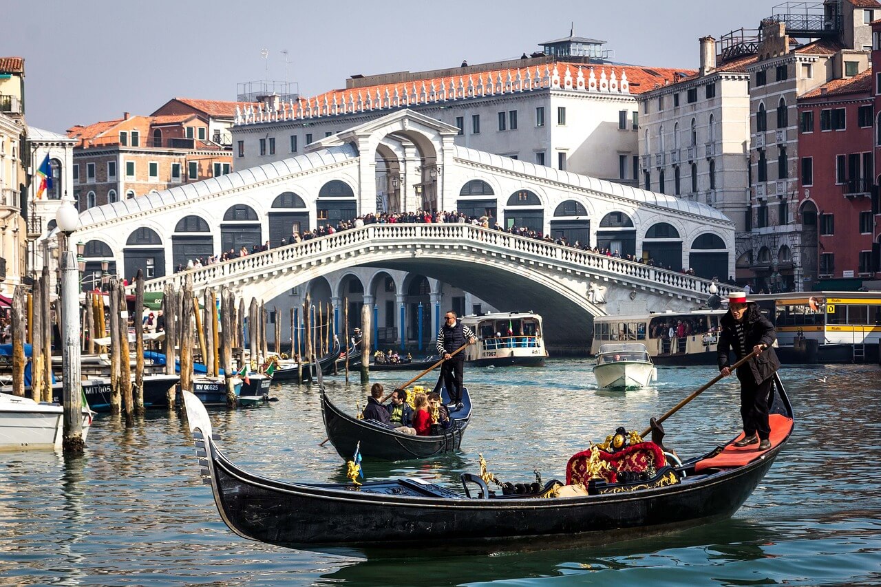 Góndolas en el Gran Canal de Venecia