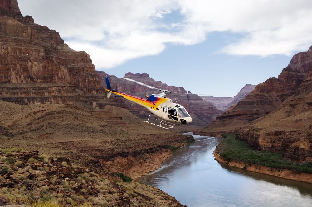 Helicóptero sobre el río Colorado