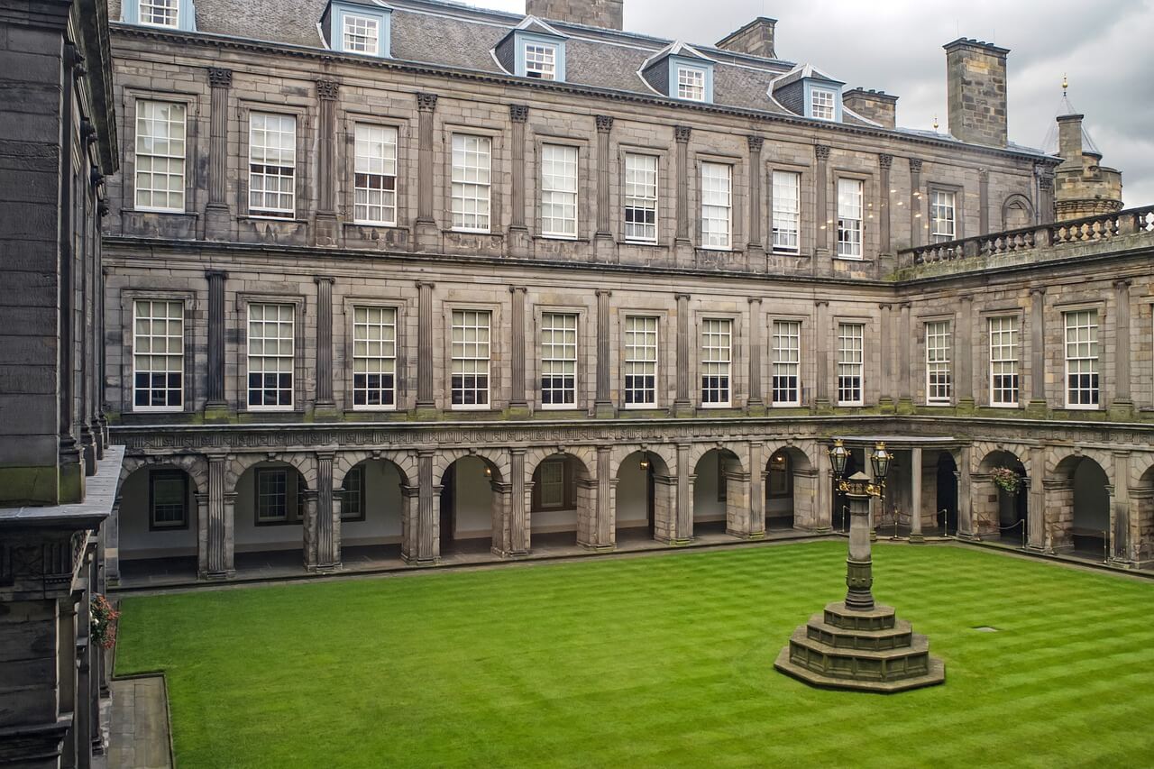 Patio de Holyroodhouse
