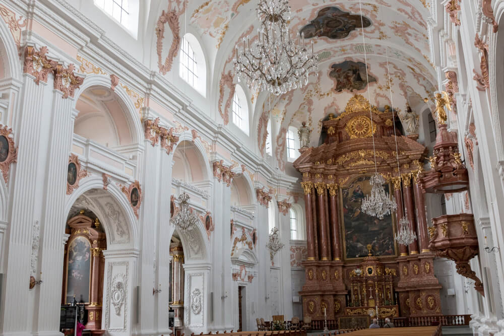 Interior de la iglesia de los Jesuitas de Lucerna