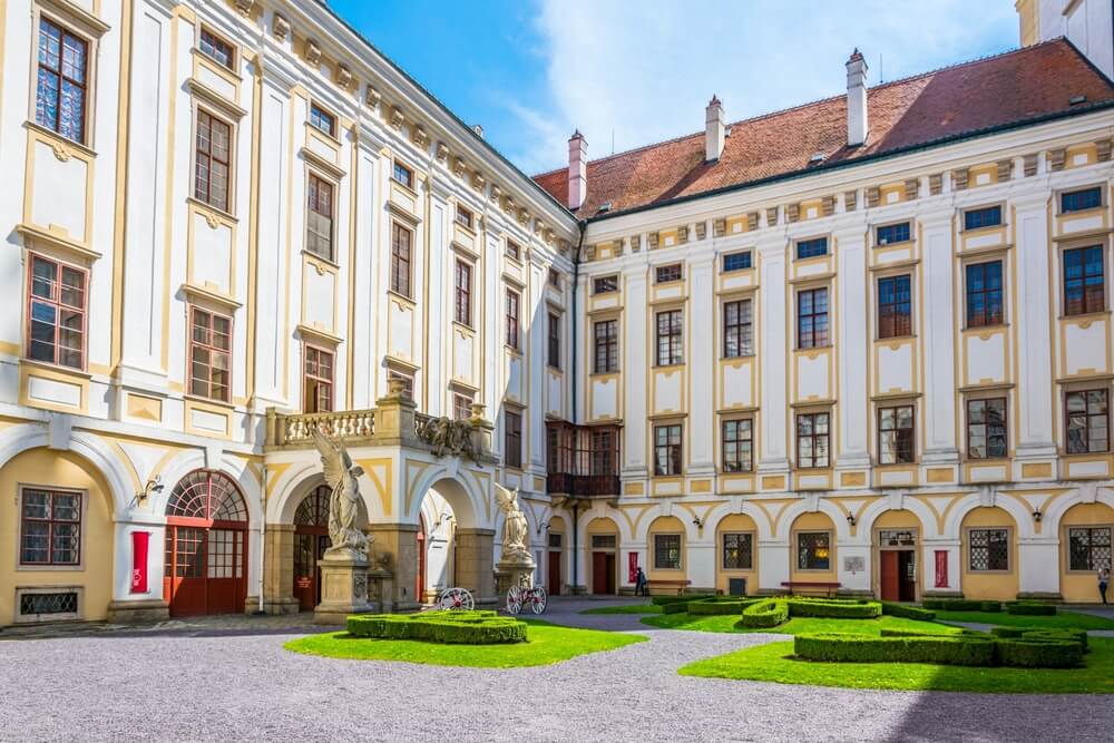 Patio del palacio arzobispal de Kromeriz