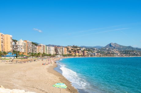 Playa de la Malagueta, uno de los lugares por los que Málaga fascina