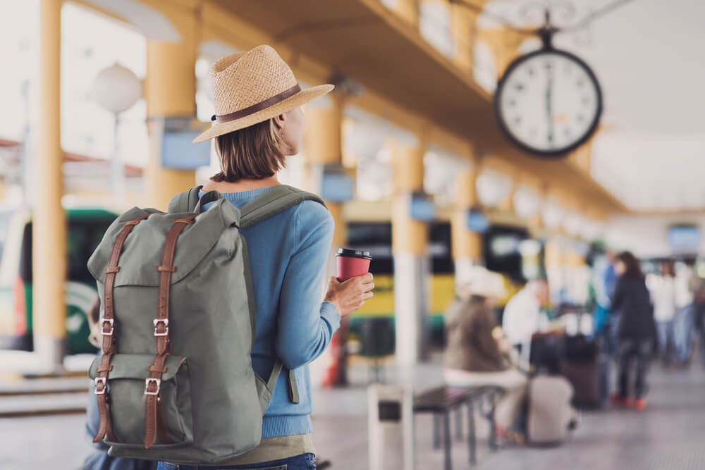 Mujer que viaja sola en el aeropuerto