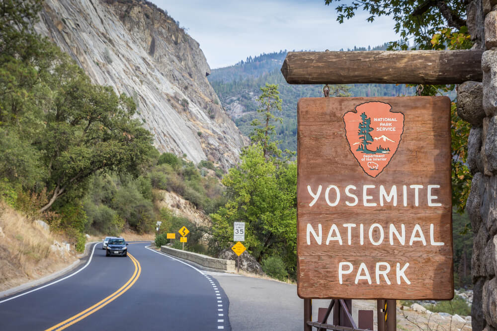 Coches en el Parque Nacional Yosemite